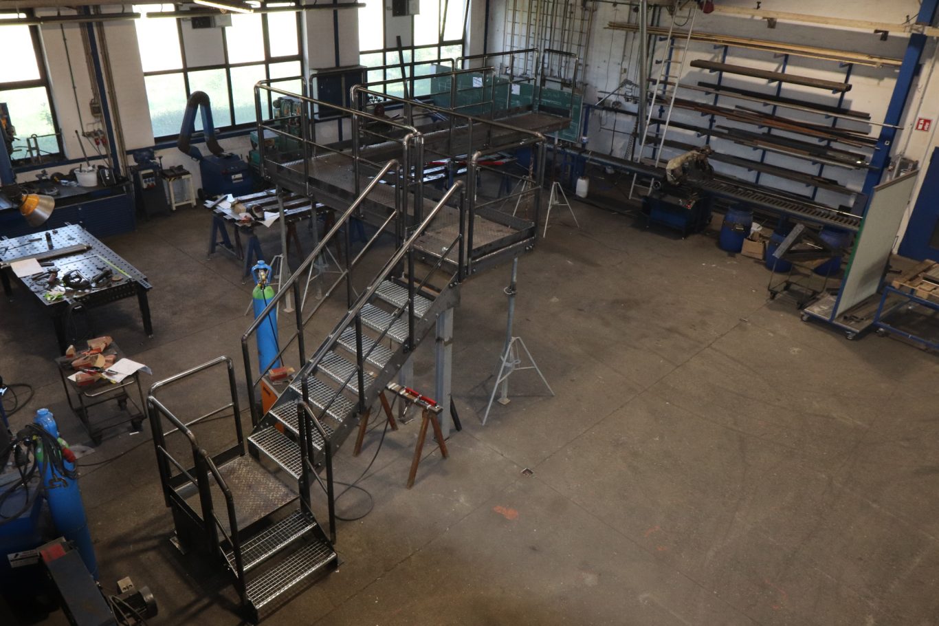 Überweg mit Geländer inkl. Lackierung RAL 6011 aus Stahl