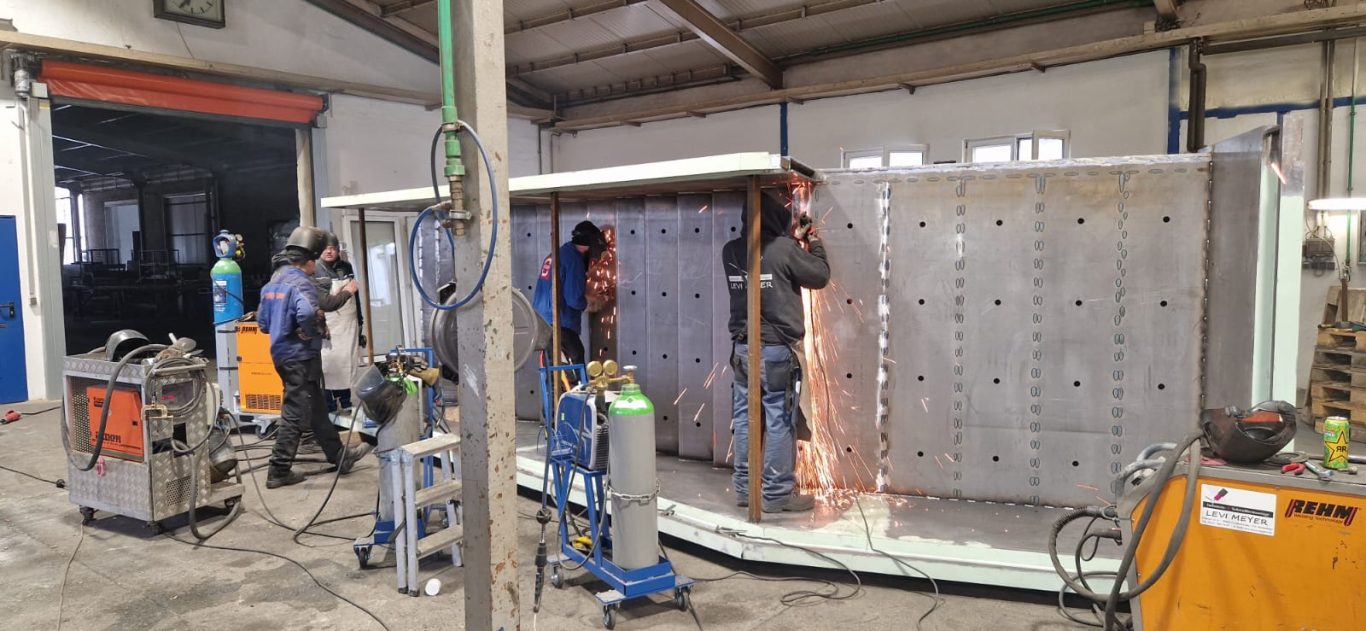 Gerade Treppe aus Stahl S235+S355 Gesamtgewicht ca. 12 t