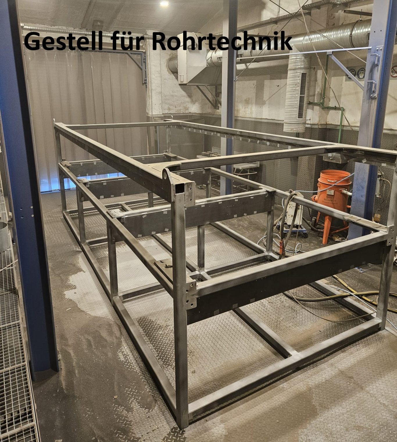 Sandstrahlen und Lackieren von einem Gestell