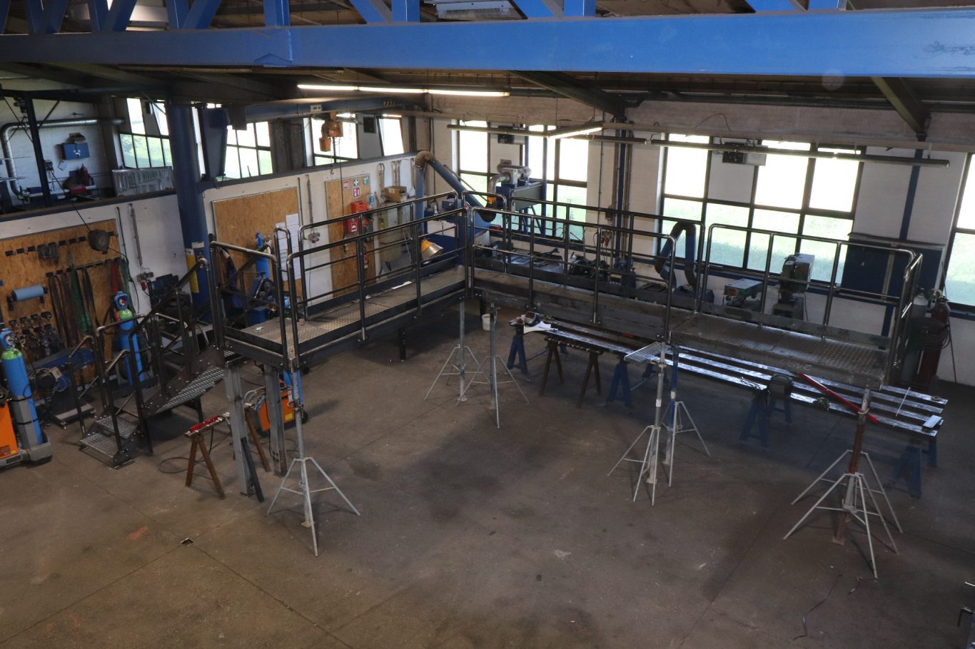 Überweg mit Geländer inkl. Lackierung RAL 6011 aus Stahl