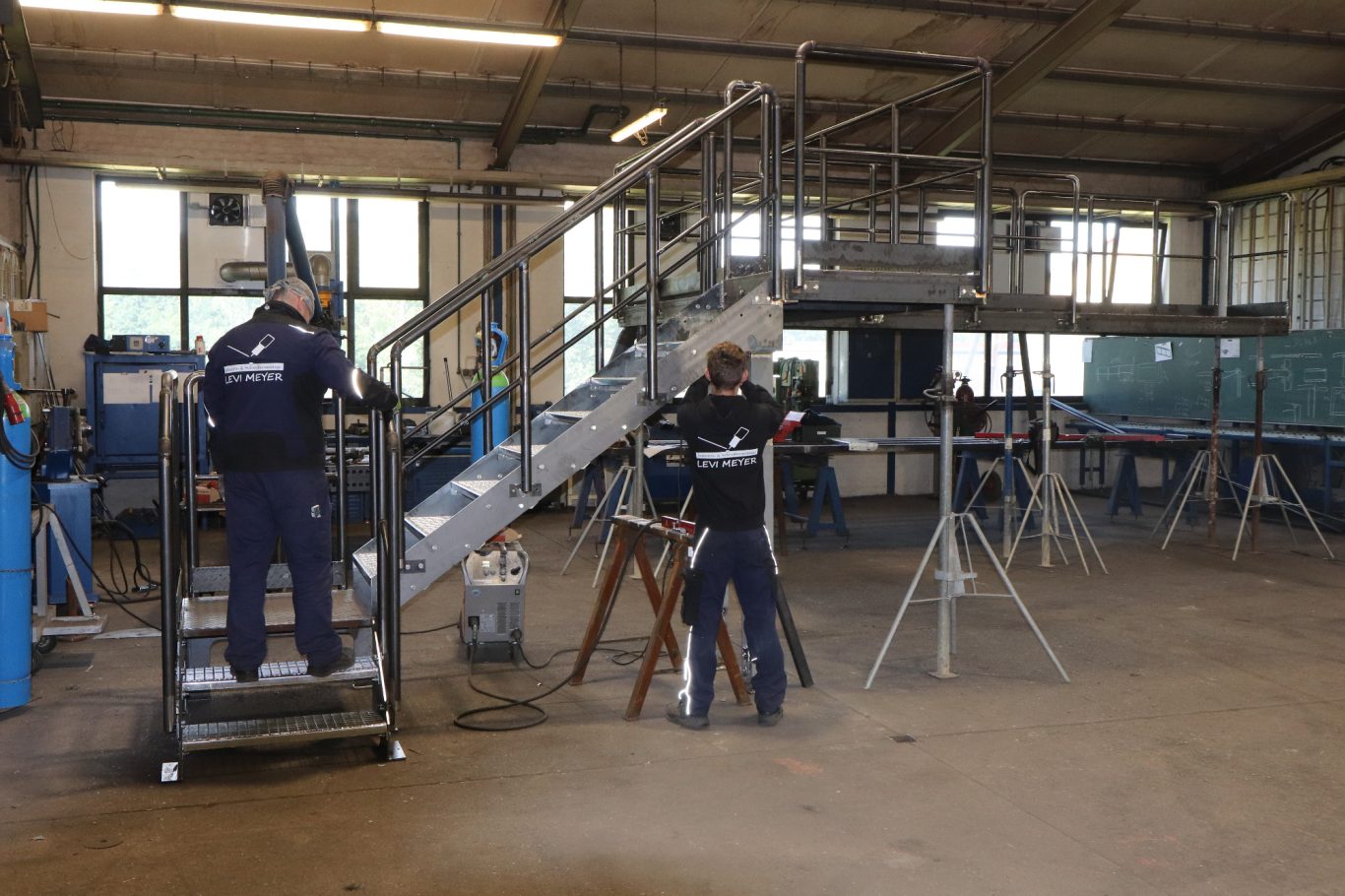 Überweg mit Geländer inkl. Lackierung RAL 6011 aus Stahl